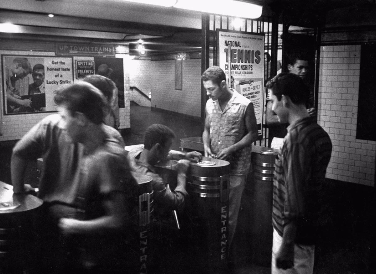 Ralph Crane's Photographic Journey Through the 1960s New York City Subway System