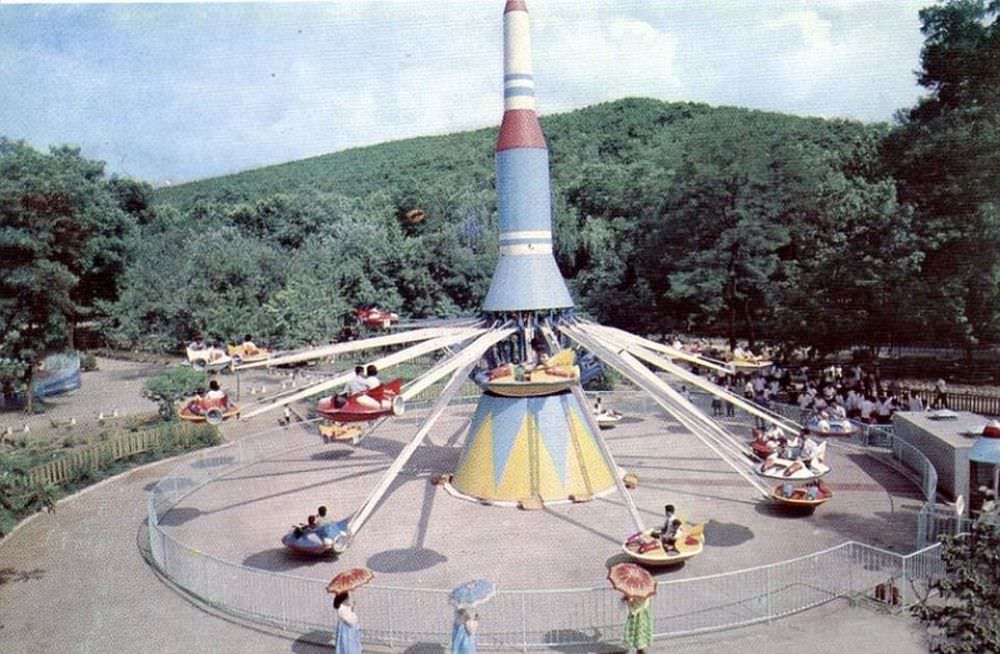 The rocket ride at Taesongsan Funfair. North Korea operates several theme parks around the country, the most famous of which is Pyongyang Zoo, which continues to be a major tourist draw to this day.