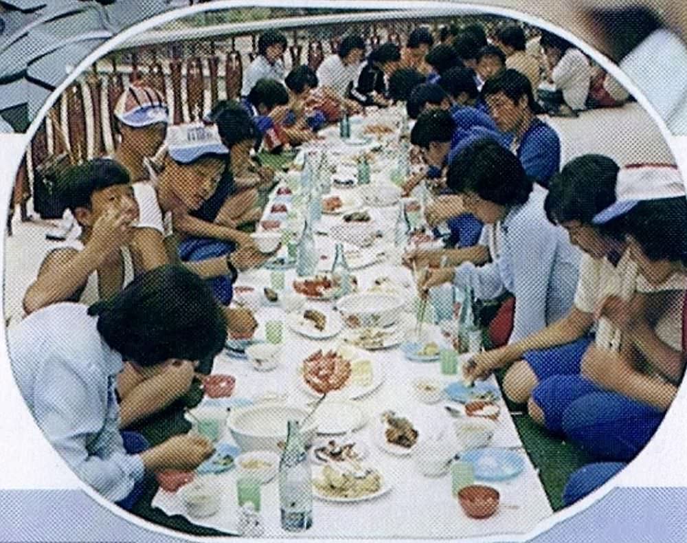 Young people dine at Songdowon where an international summer camp for children takes place every year, 1989.