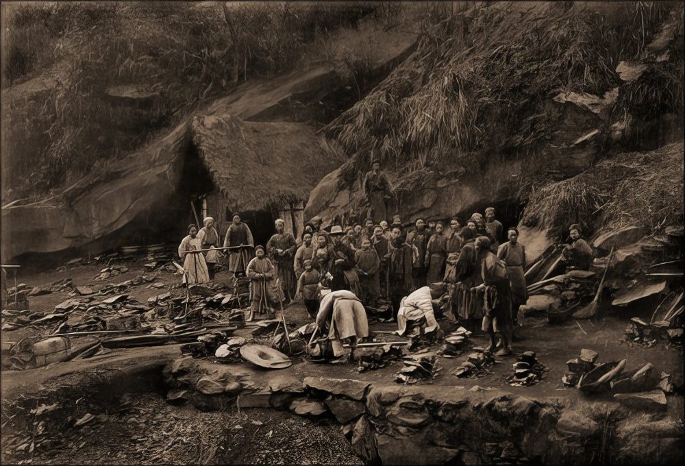 Mouth of a coal mine, west of Ta Chu, 1909.