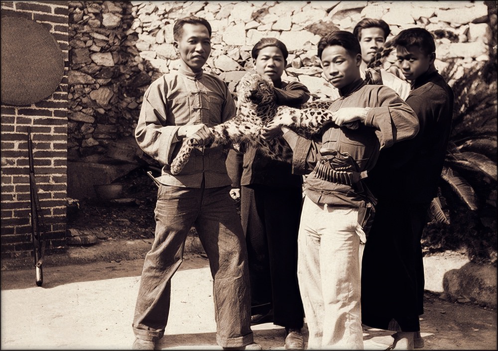 Men with a leopard, Dongan Mission, 1932.