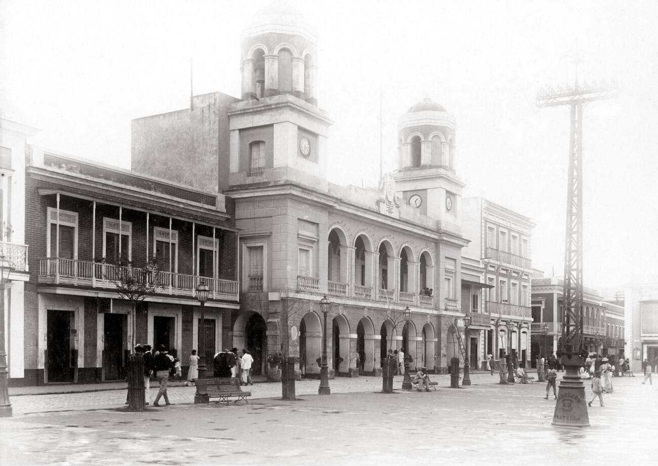 A plaza in San Juan, Puerto Rico, 1900.