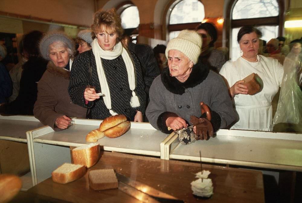 A Photographic Journey Through the Everyday Life of Soviet Russia in 1990