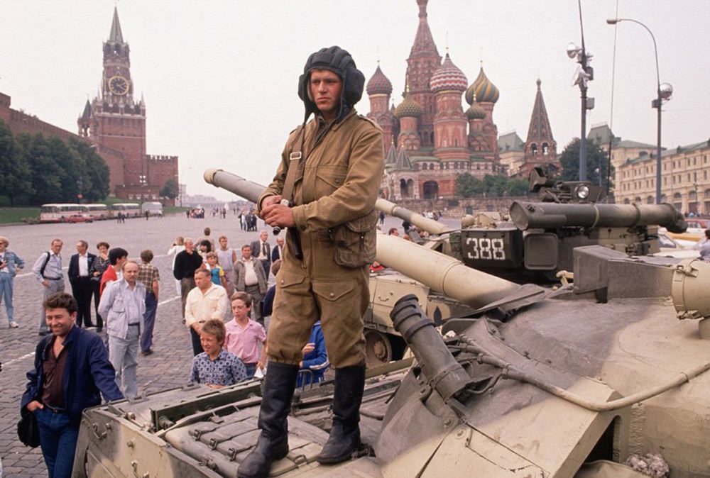 A Photographic Journey Through the Everyday Life of Soviet Russia in 1990