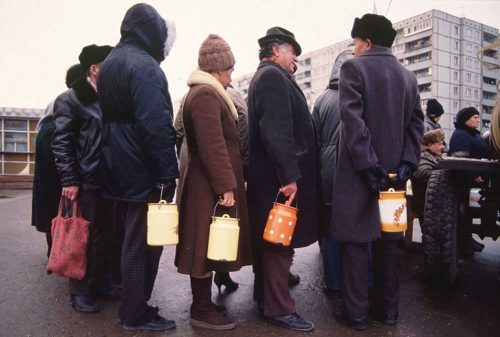 A Photographic Journey Through the Everyday Life of Soviet Russia in 1990