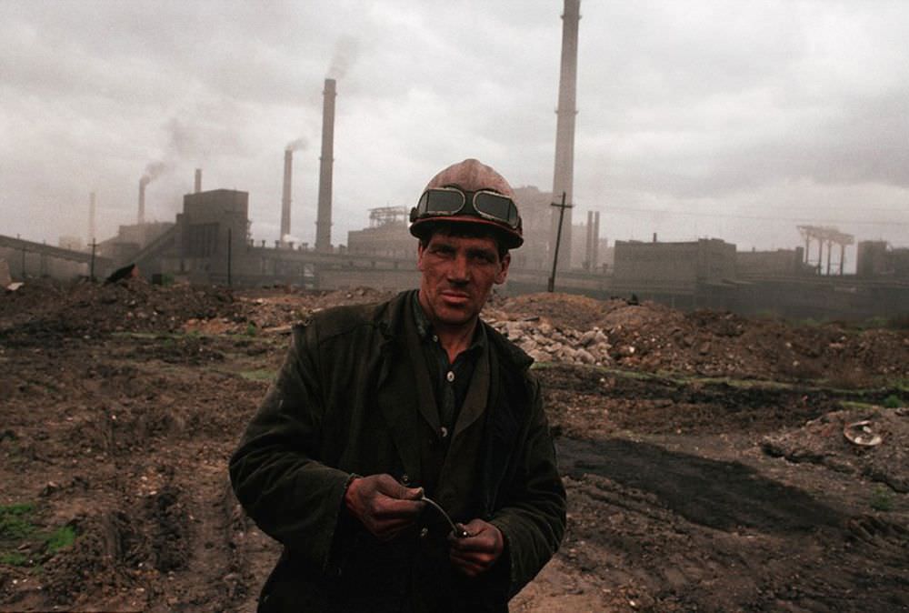 A Photographic Journey Through the Everyday Life of Soviet Russia in 1990