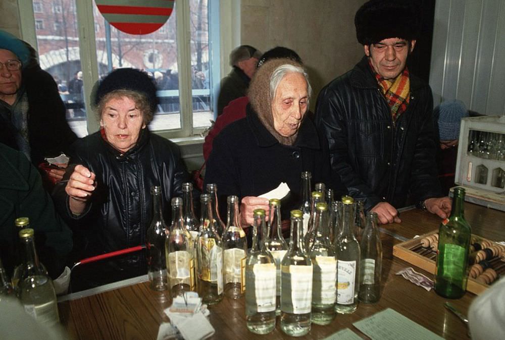 A Photographic Journey Through the Everyday Life of Soviet Russia in 1990