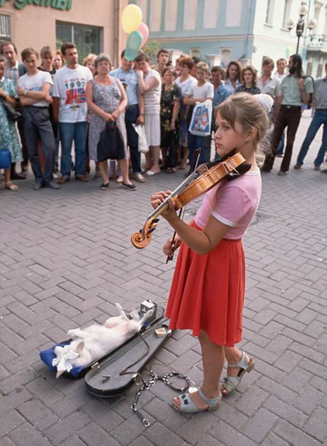 A Photographic Journey Through the Everyday Life of Soviet Russia in 1990