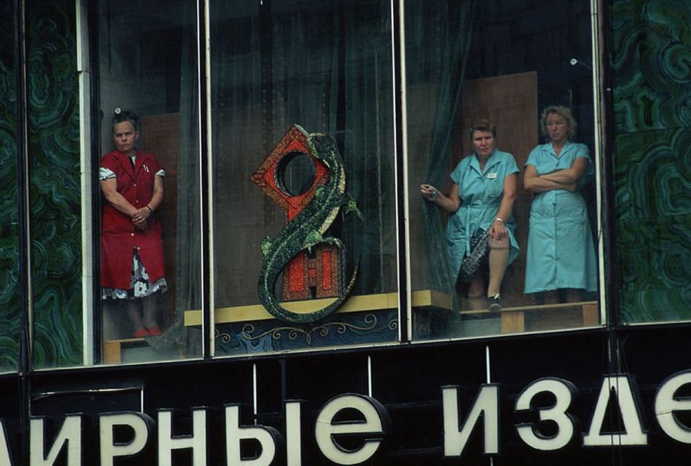 A Photographic Journey Through the Everyday Life of Soviet Russia in 1990