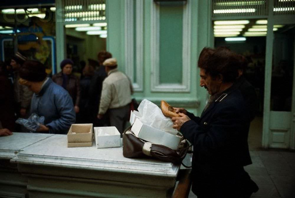 A Photographic Journey Through the Everyday Life of Soviet Russia in 1990