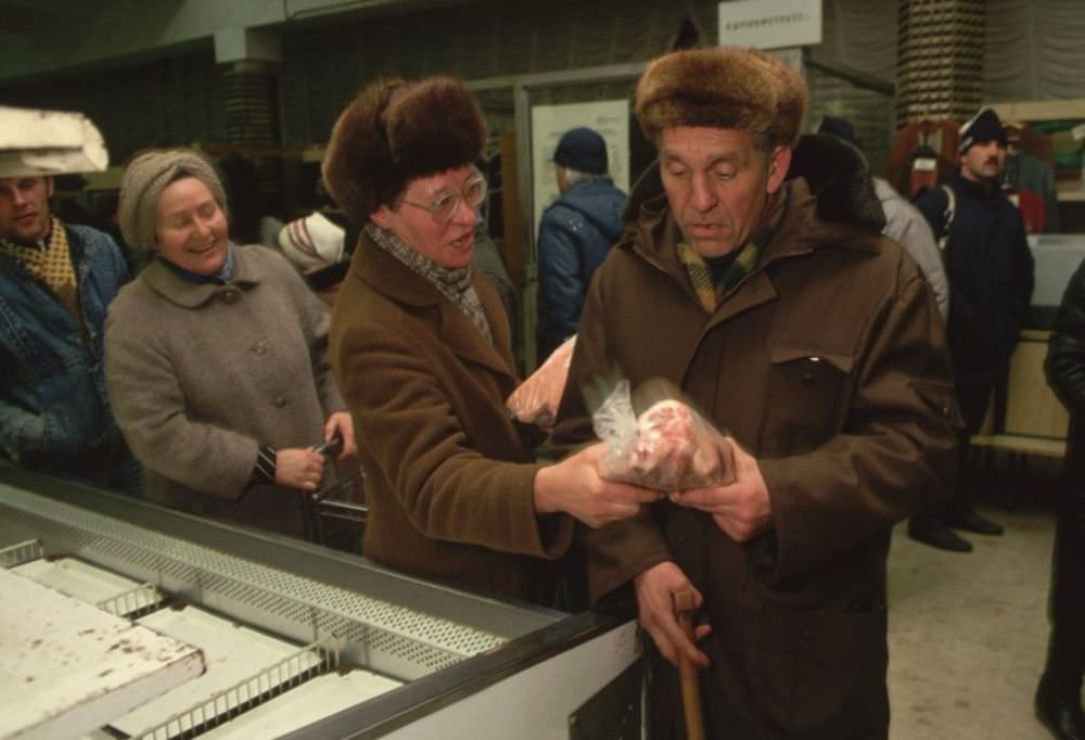 A Photographic Journey Through the Everyday Life of Soviet Russia in 1990