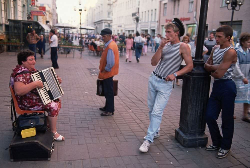 A Photographic Journey Through the Everyday Life of Soviet Russia in 1990