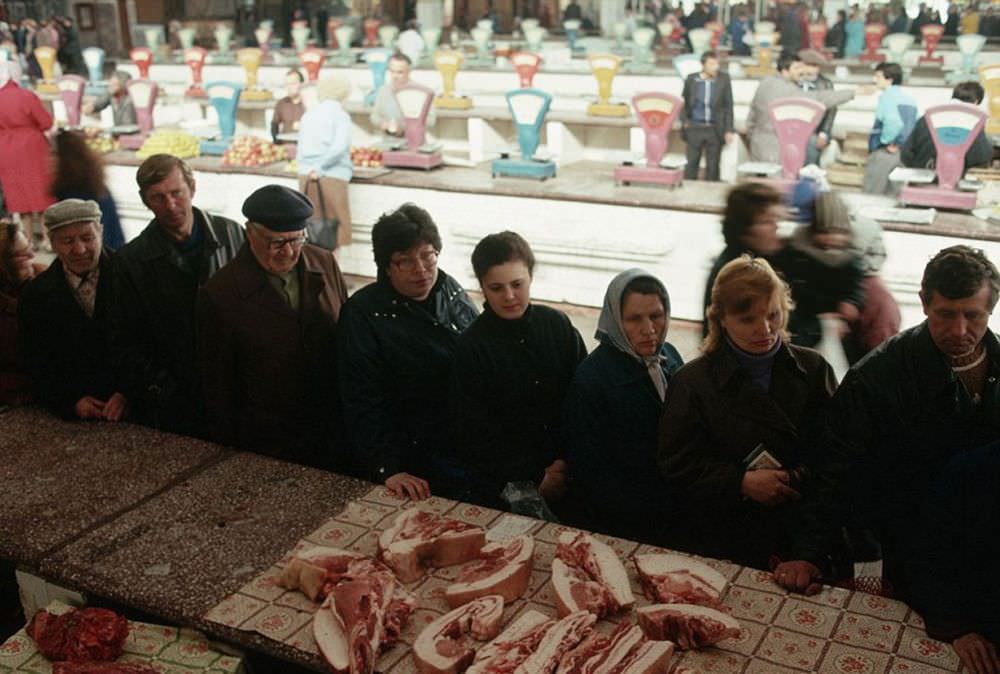 A Photographic Journey Through the Everyday Life of Soviet Russia in 1990