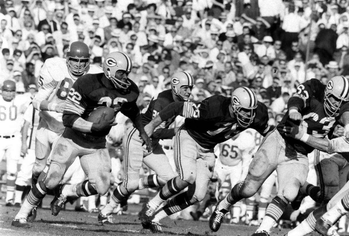 Elijah Pitts (#22) running the Packers' 'power sweep,' Super Bowl I, 1967