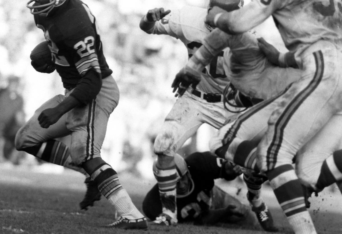 Green Bay's Elijah Pitts eludes Kansas City defenders, Super Bowl I, 1967