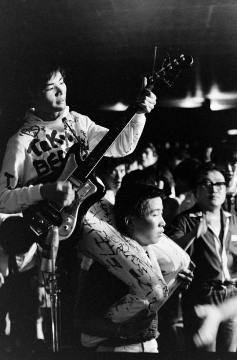 Caught in the Beatlemania Wave: The Story of the Tokyo Beatles in the 1960s