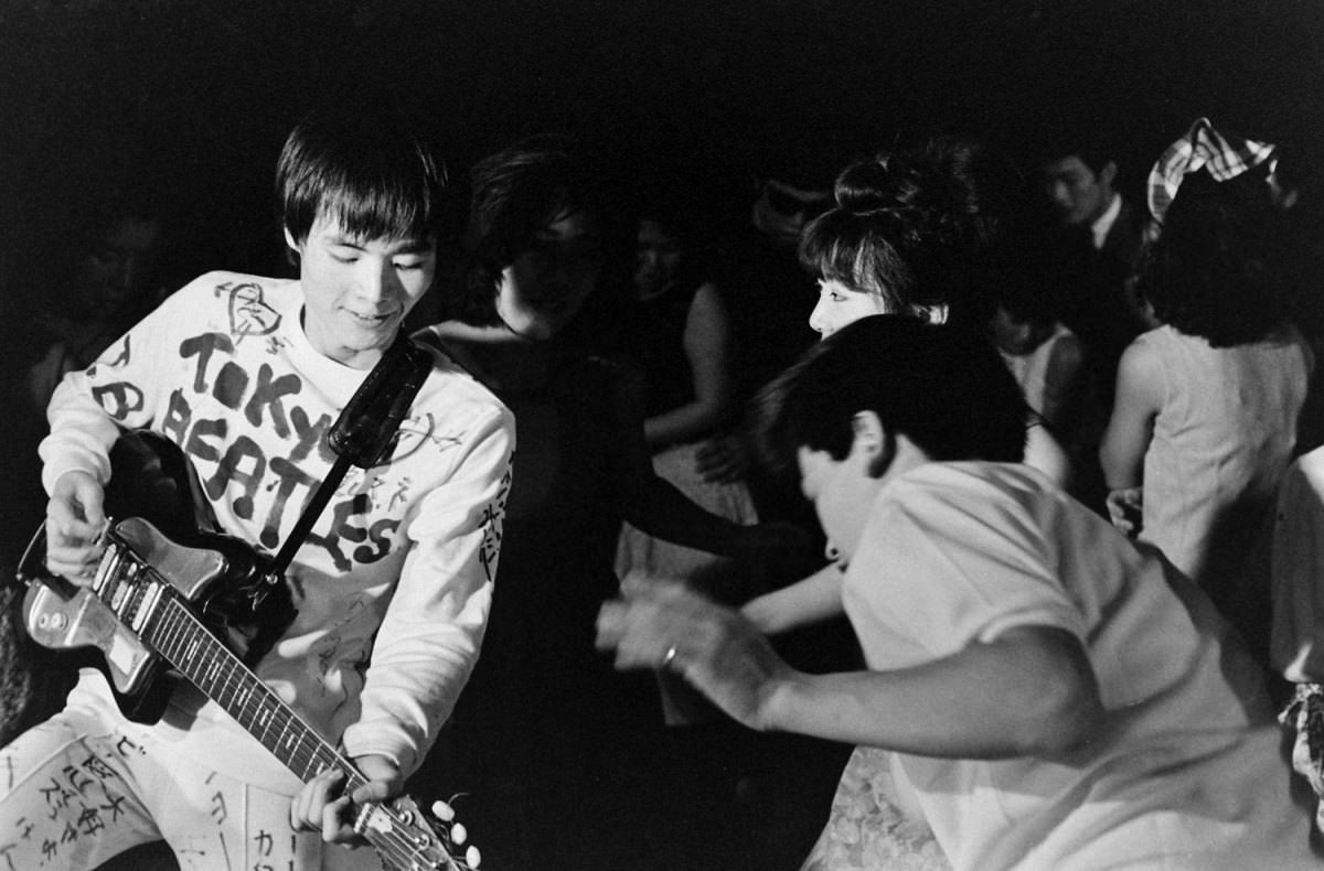 Caught in the Beatlemania Wave: The Story of the Tokyo Beatles in the 1960s