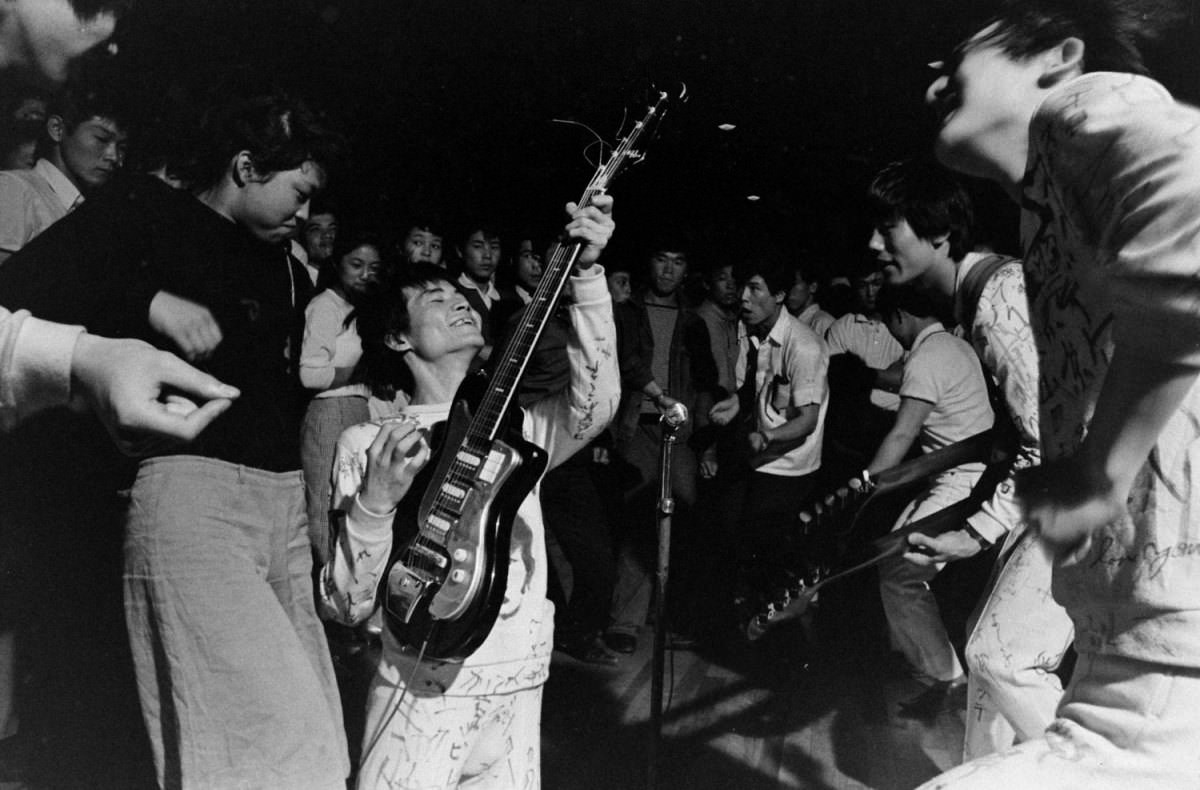 Caught in the Beatlemania Wave: The Story of the Tokyo Beatles in the 1960s