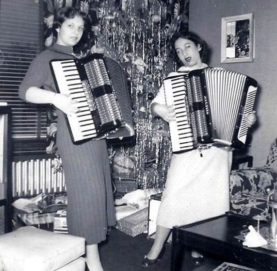 A Blast from the Past: Vintage Photos of Young Americans Welcoming the New Year