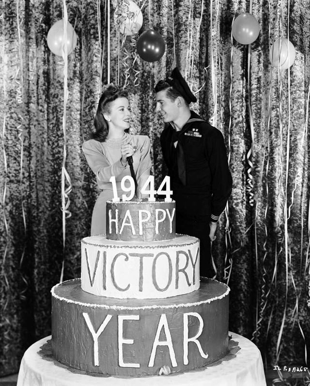 A Blast from the Past: Vintage Photos of Young Americans Welcoming the New Year