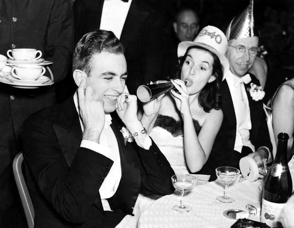 A Blast from the Past: Vintage Photos of Young Americans Welcoming the New Year