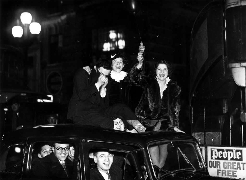 A Blast from the Past: Vintage Photos of Young Americans Welcoming the New Year