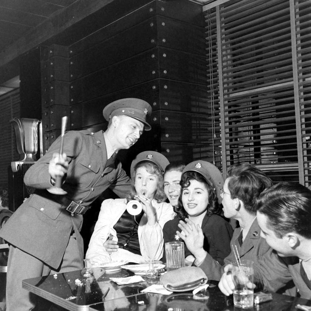 A Blast from the Past: Vintage Photos of Young Americans Welcoming the New Year