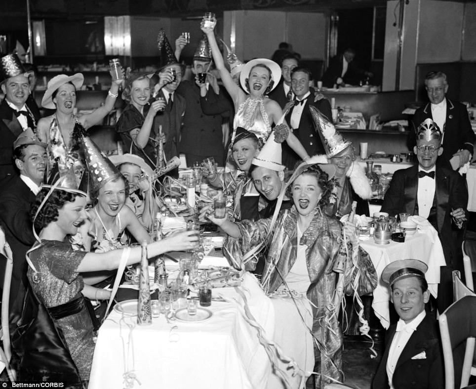 A Blast from the Past: Vintage Photos of Young Americans Welcoming the New Year