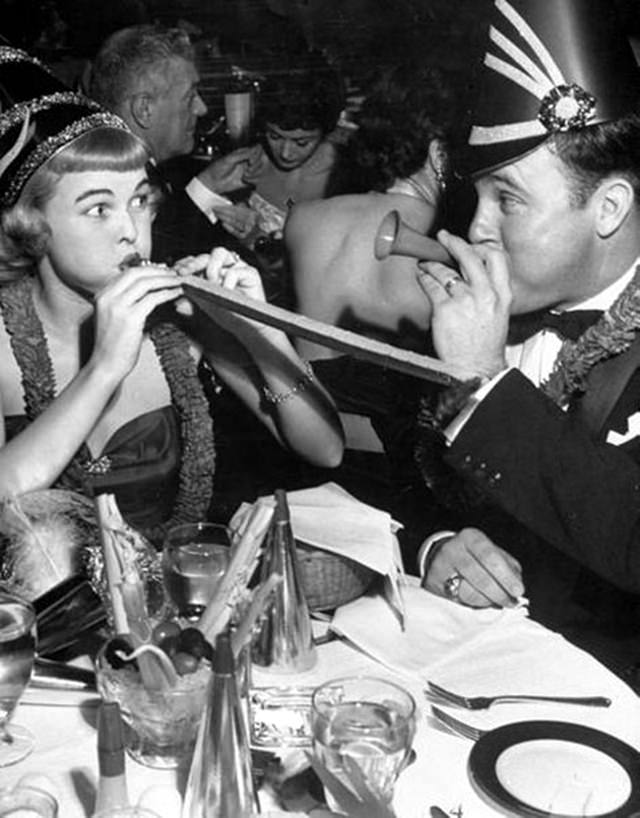 A Blast from the Past: Vintage Photos of Young Americans Welcoming the New Year