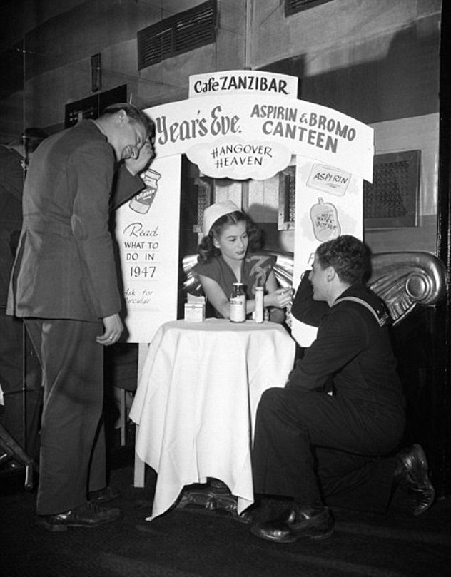 A Blast from the Past: Vintage Photos of Young Americans Welcoming the New Year