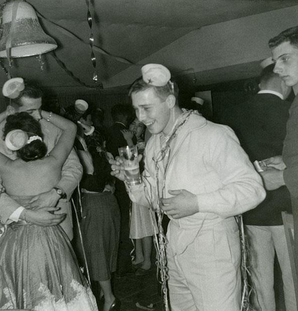 A Blast from the Past: Vintage Photos of Young Americans Welcoming the New Year