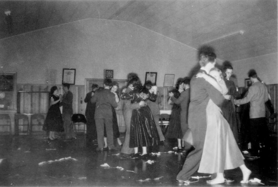 A Blast from the Past: Vintage Photos of Young Americans Welcoming the New Year