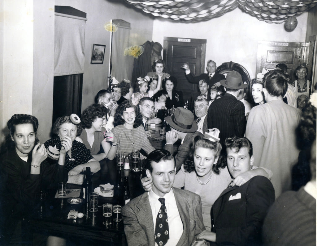 A Blast from the Past: Vintage Photos of Young Americans Welcoming the New Year