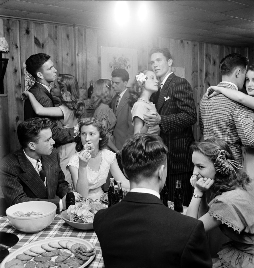 A Blast from the Past: Vintage Photos of Young Americans Welcoming the New Year