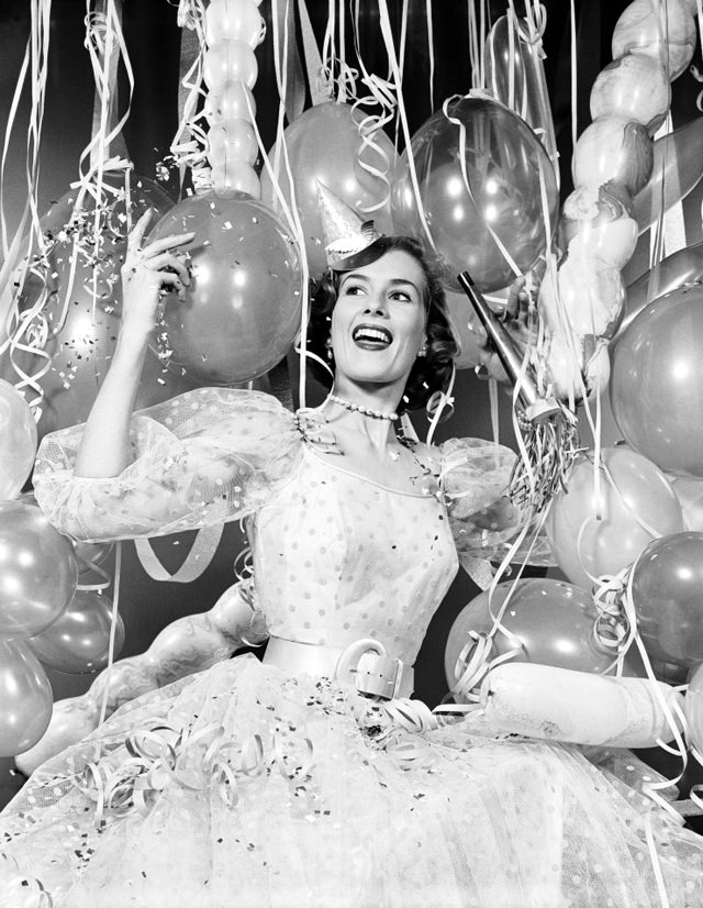 A Blast from the Past: Vintage Photos of Young Americans Welcoming the New Year