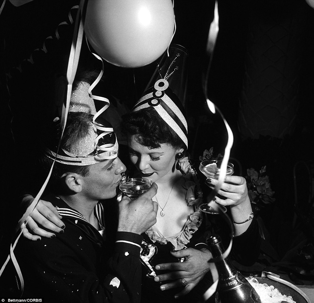 A Blast from the Past: Vintage Photos of Young Americans Welcoming the New Year