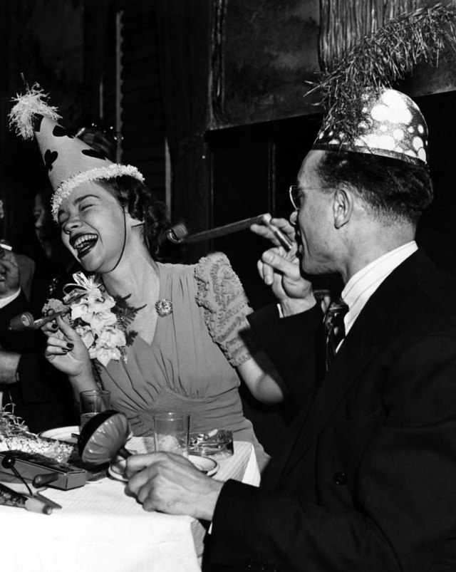 A Blast from the Past: Vintage Photos of Young Americans Welcoming the New Year