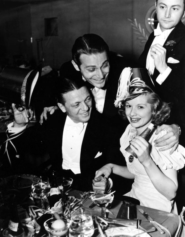 A Blast from the Past: Vintage Photos of Young Americans Welcoming the New Year