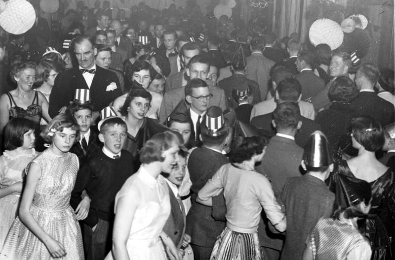 A Blast from the Past: Vintage Photos of Young Americans Welcoming the New Year