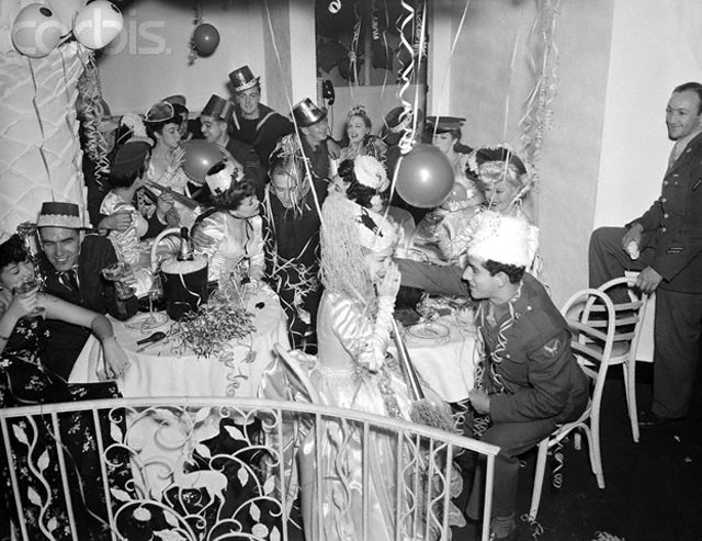 A Blast from the Past: Vintage Photos of Young Americans Welcoming the New Year