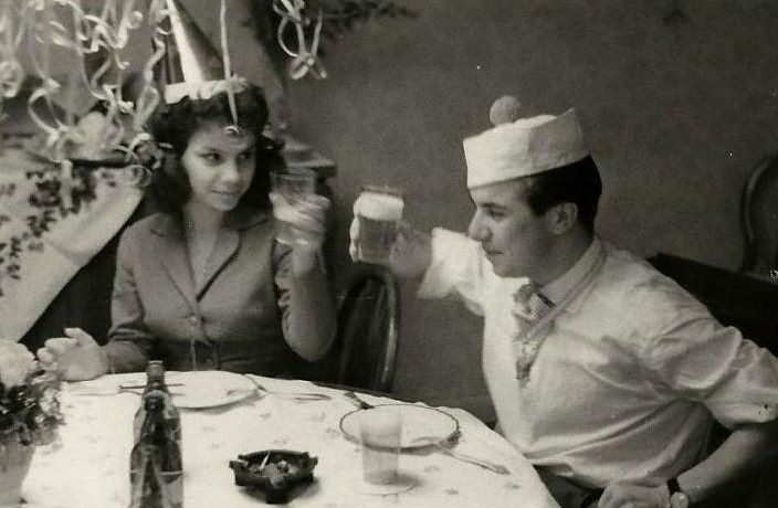 A Blast from the Past: Vintage Photos of Young Americans Welcoming the New Year