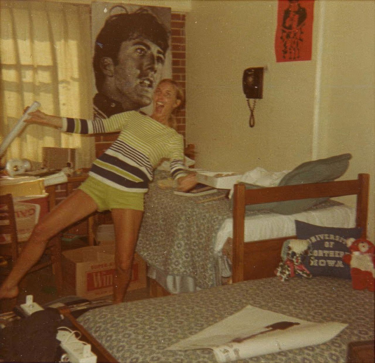 50 Cool Vintage Photos of Teenagers at Home from the 1970s