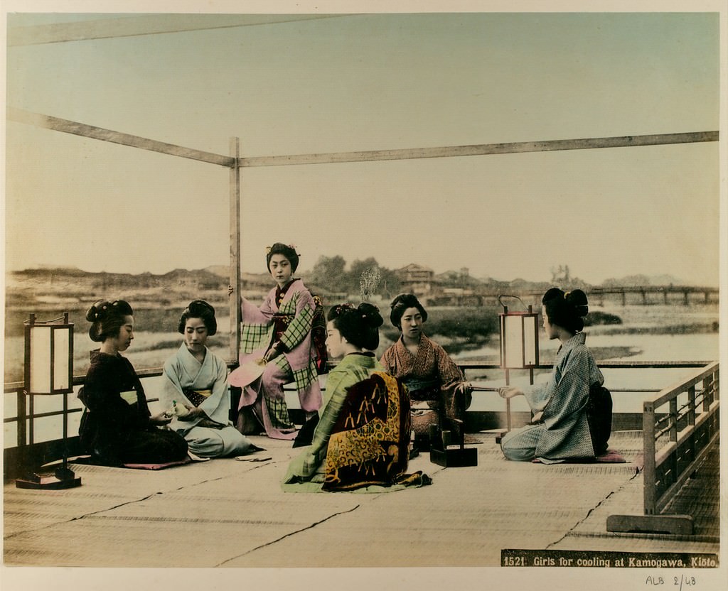 Girls for cooling at Kamogawa.