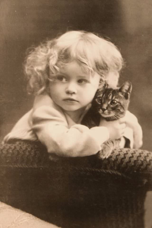 Lovely Vintage Photos of Little Girls with Their Beloved Cats