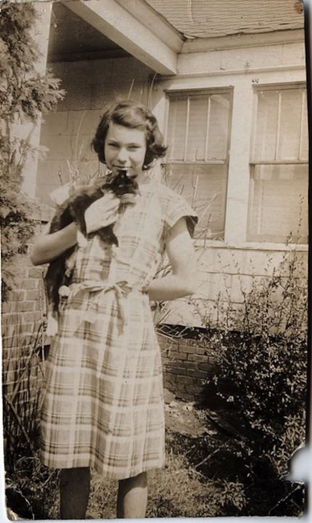 Lovely Vintage Photos of Little Girls with Their Beloved Cats