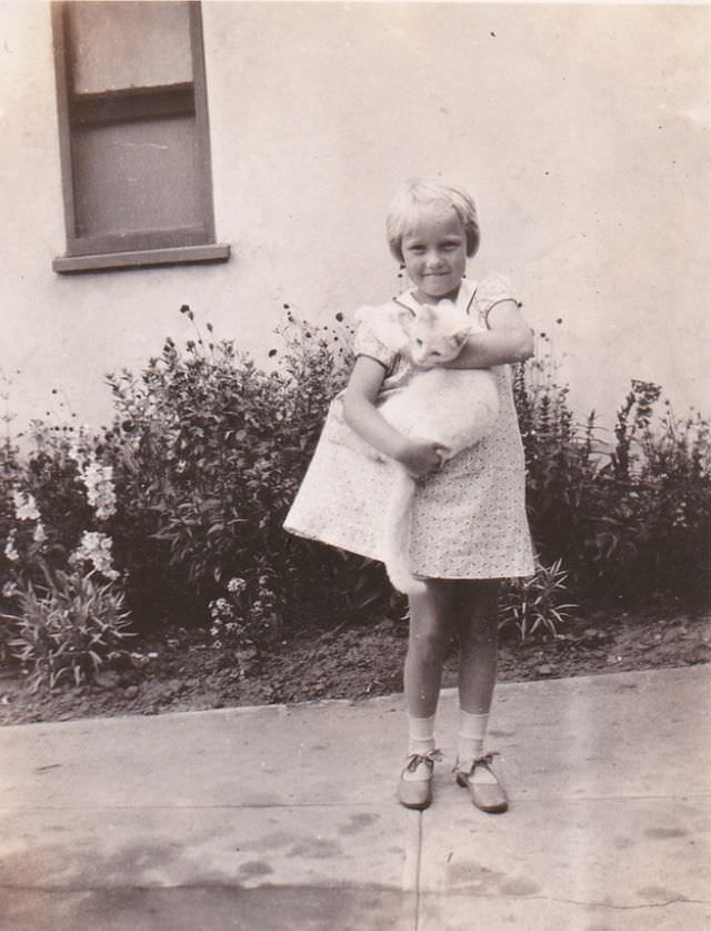 Lovely Vintage Photos of Little Girls with Their Beloved Cats