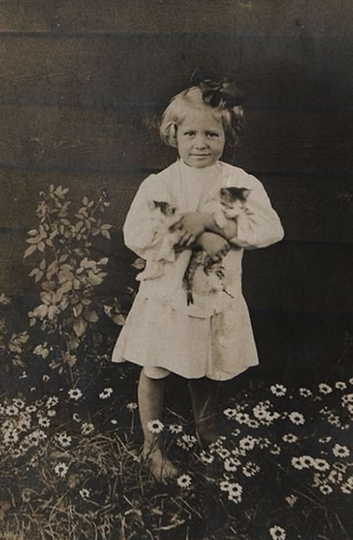 Lovely Vintage Photos of Little Girls with Their Beloved Cats