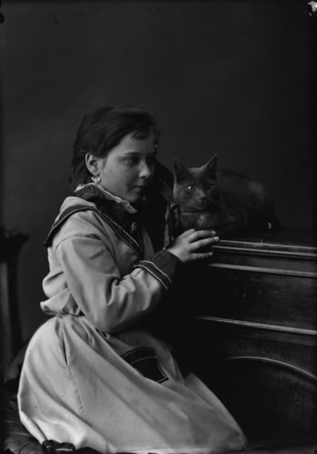 Lovely Vintage Photos of Little Girls with Their Beloved Cats