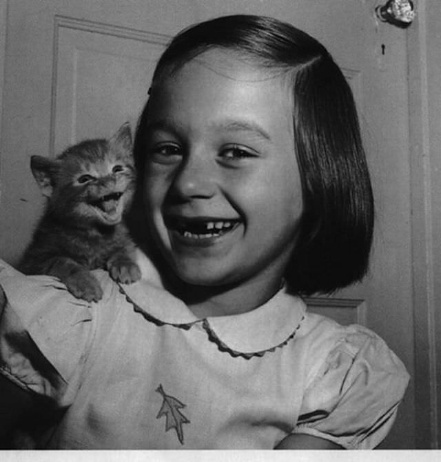 Lovely Vintage Photos of Little Girls with Their Beloved Cats