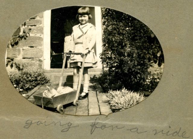 Lovely Vintage Photos of Little Girls with Their Beloved Cats